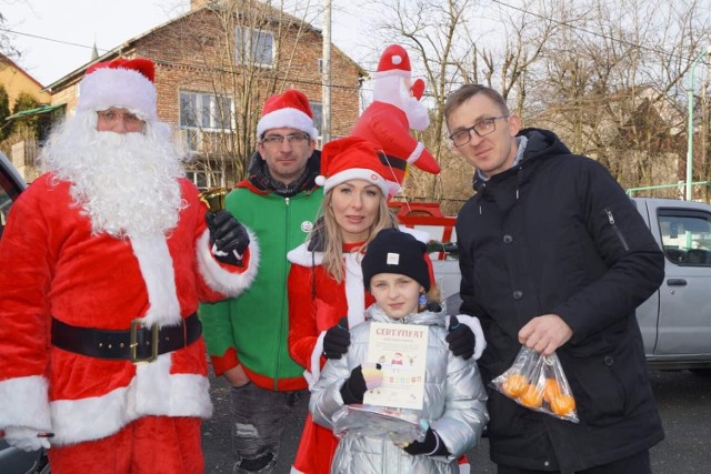 Mikołaj przejechał wraz z pomocnikami cały powiat, by obdarować wiele dzieci.