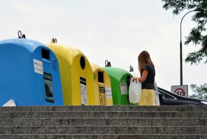 Radny Warszawy apeluje o aplikację do segregowania śmieci. Miałaby ułatwić prawidłowe wyrzucanie odpadów
