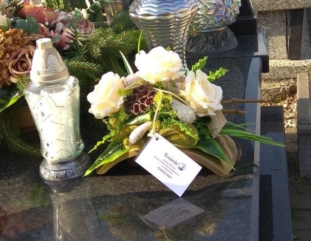 Społeczność szkolna jędrzejowskiego "Konarskiego" pamięta o tych którzy odeszli. Złożono kwiaty na grobach zmarłych nauczycieli.