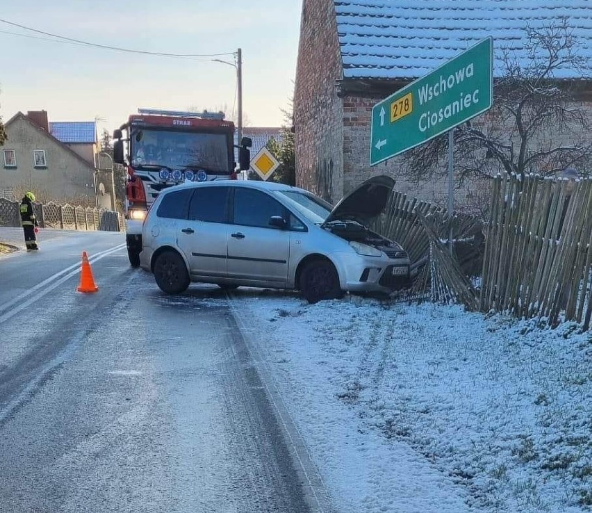 W Lubogoszczy koło Sławy auto uderzyło w płot