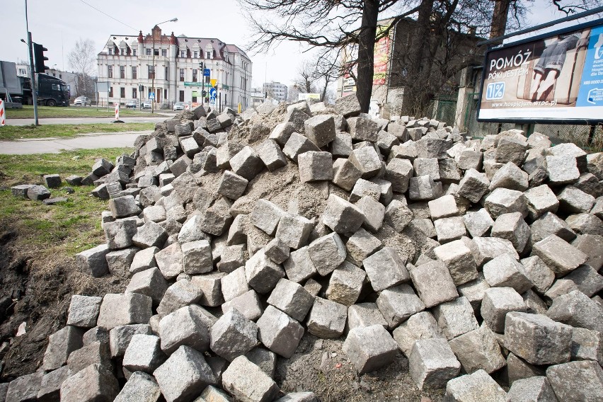 Od początku 2012 r. w trakcie remontu wałbrzyskich dróg, pozyskano około tysiąca ton kostki brukowej