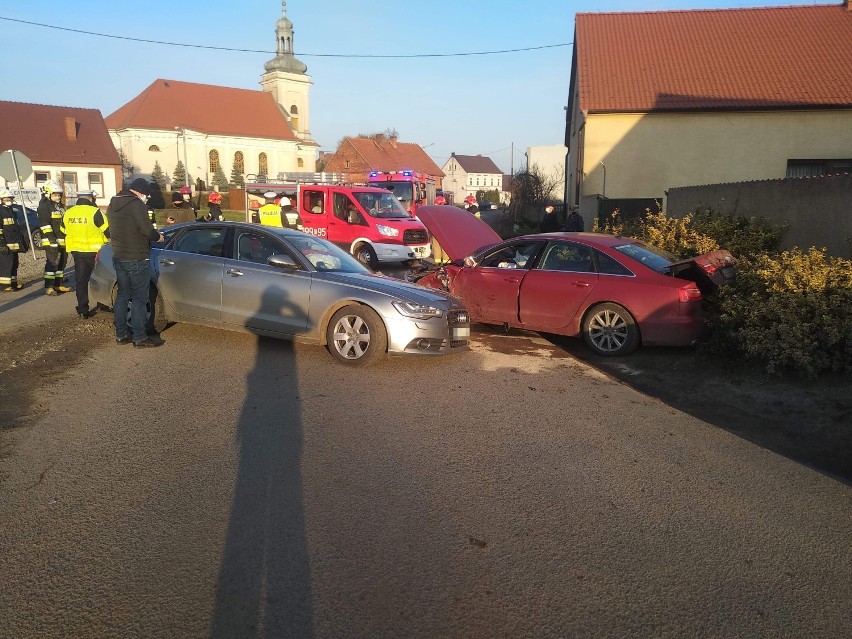 Wypadek dwóch samochodów w Baszkowie [ZDJĘCIA]