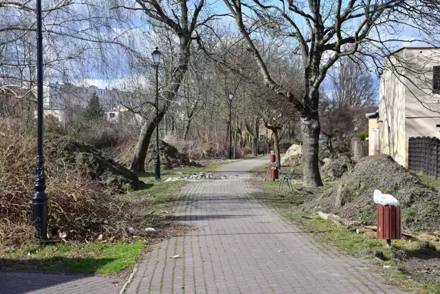 Tak dziś wygląda park na styku ulic Kościuszki i Sienkiewicza w Żninie. Gmina deklaruje, że w maju wszystko będzie gotowe.