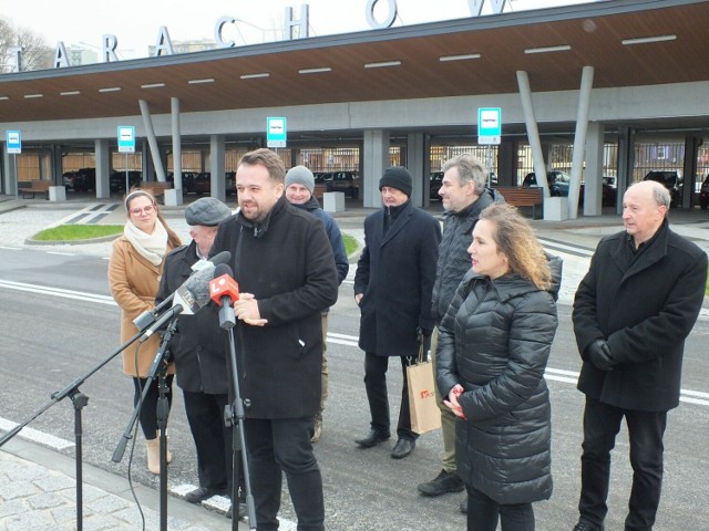 Podczas konferencji prasowej, otwierającej budynek dworca Starachowice Zachodnie. Zobaczcie jak prezentuje się wyremontowany obiekt.
