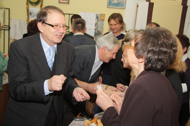 Opłatkiem łamie się przewodniczący rady miejskiej Bolesław Moniuszko