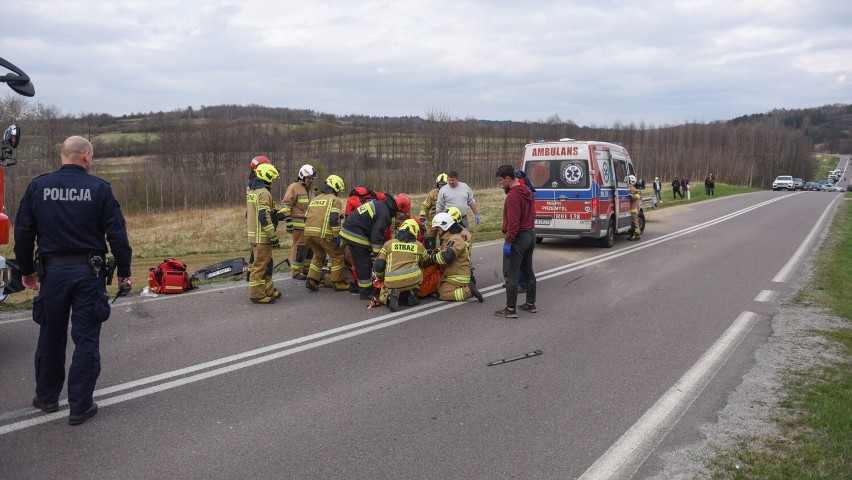 Poważny wypadek w Nienadowej na drodze wojewódzkiej z Przemyśla do Dubiecka. 3 osoby ranne [ZDJĘCIA]