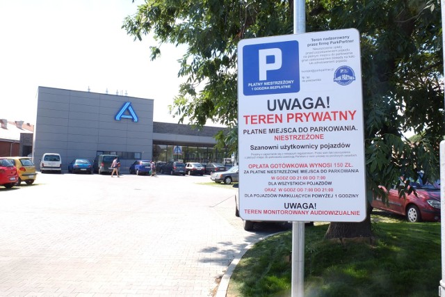 Pierwsza godzina na parkingu sklepu ALDI jest dla klientów sklepu darmowa. Po jej przekroczeniu naliczana jest opłata w wysokości 150 zł