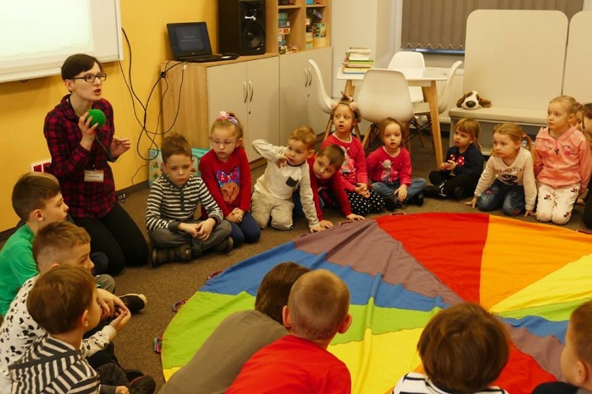 Przedszkolaki z Kuczkowa odwiedziły bibliotekę