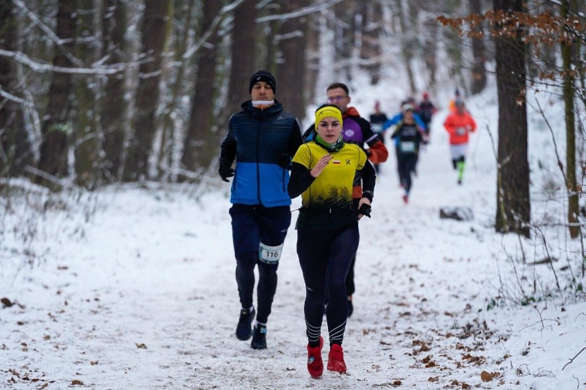 12.12.2021 gdansk. bieg city trail na 5 kilometrow w  lesie....