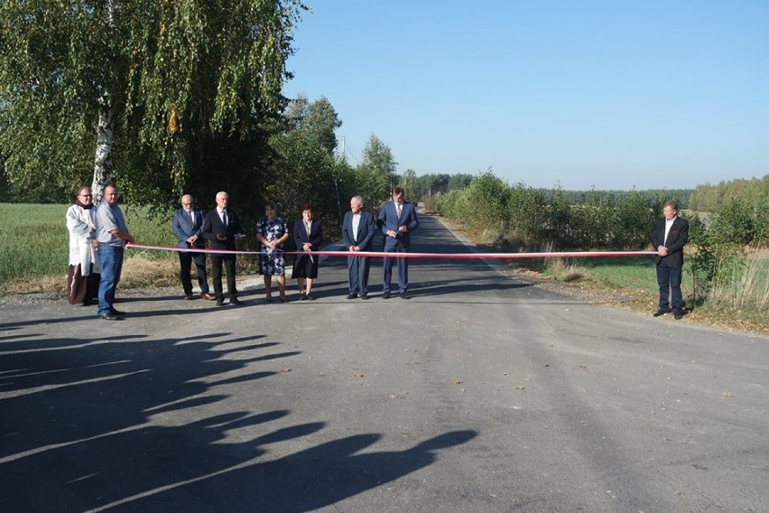 W Starej i Nowej Kaźmierce w ostatnim czasie powstało 5 km dróg asfaltowych. Mieszkańcy wspólnie z władzami dokonali uroczystego otwarcia