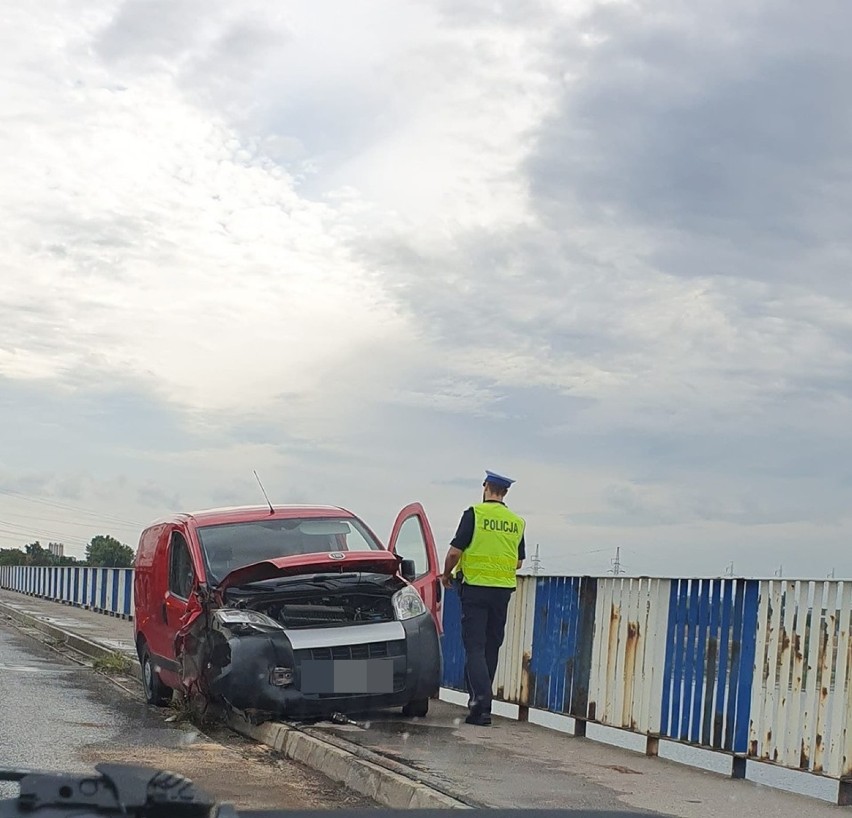 Wypadek na tamie we Włocławku. Samochód uderzył w bariery ochronne i znak drogowy [zdjęcia]