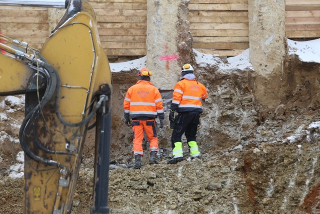 Trwa budowa nowej linii tramwajowej w Sosnowcu. W dzielnicy Zagórze na ul. Braci Mieroszewskich powstaje tunel. 

Zobacz kolejne zdjęcia. Przesuń zdjęcia w prawo - wciśnij strzałkę lub przycisk NASTĘPNE