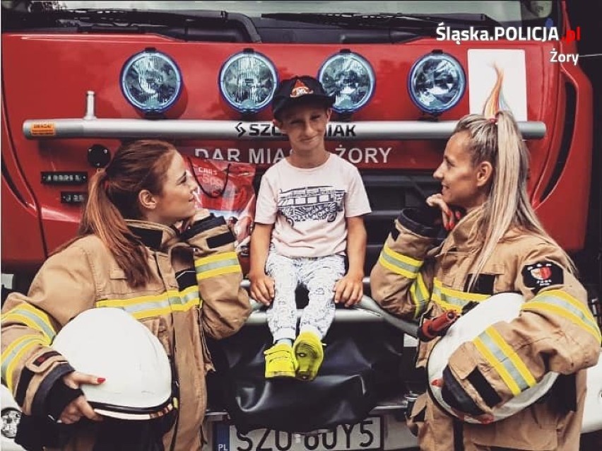 10-letni Bartek z Żor świętował urodziny ze strażakami i policjantami