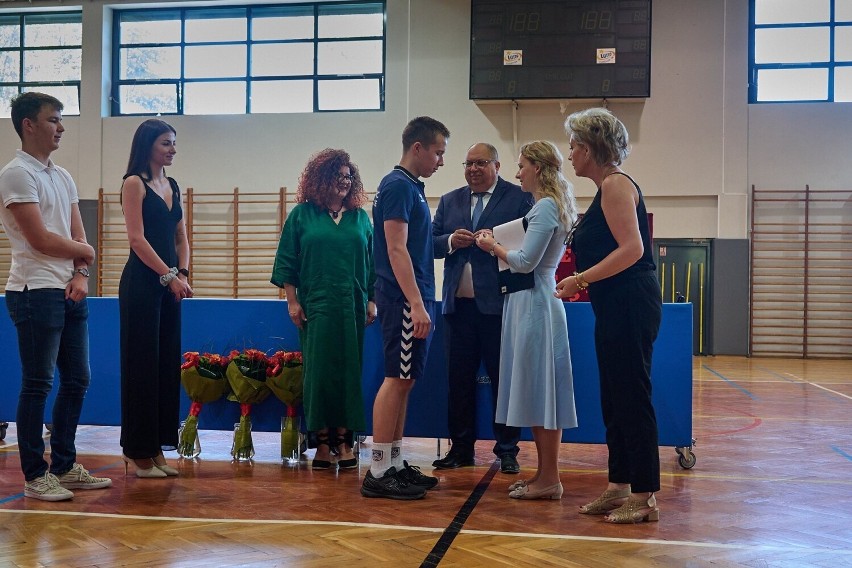 Zakończenie roku szkolnego w X Liceum Ogólnokształcącym imienia Józefa Wybickiego w Kielcach. Zobaczcie zdjęcia