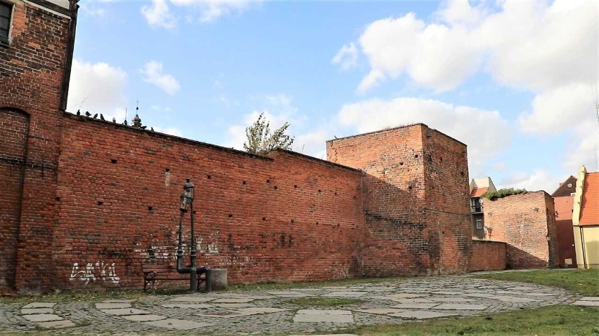 Namysłowskie mury miejskie przechodzą renowację.