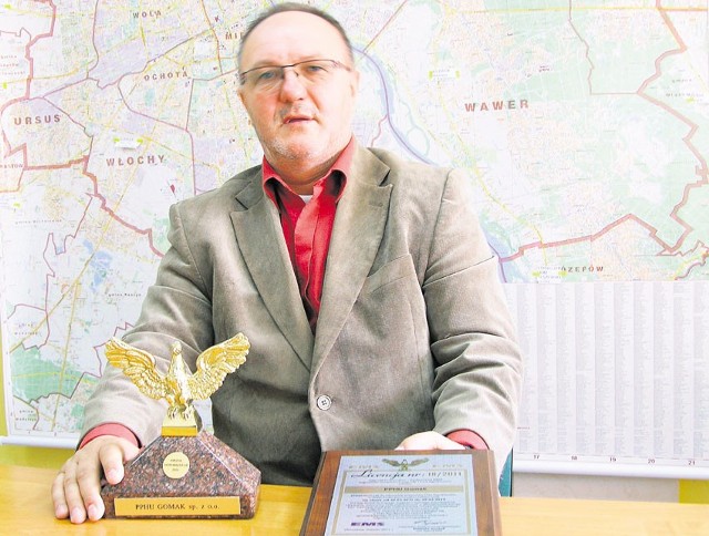 Waldemar Sławiński, prezes spółki Gomak prezentuje najnowsze trofea firmy
