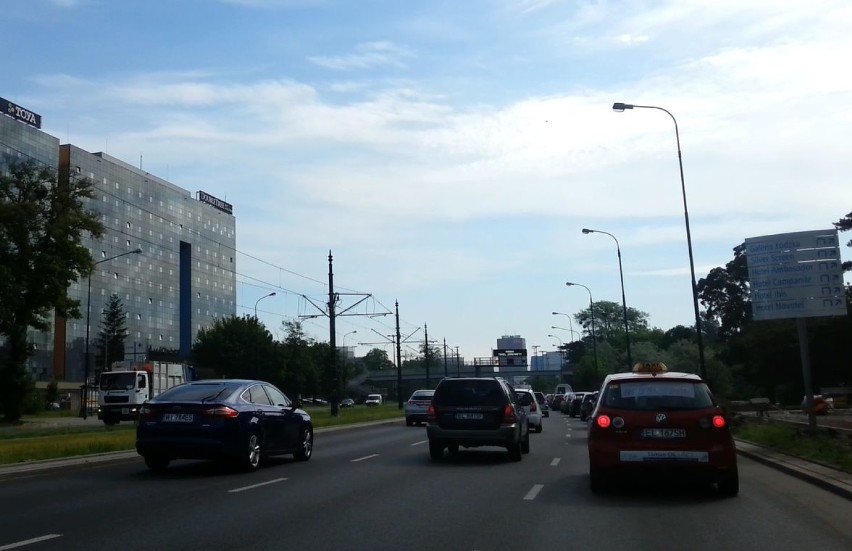 Korki na trasie WZ w Łodzi. Zamknięty tunel, wyłączona sygnalizacja [ZDJĘCIA, FILM]