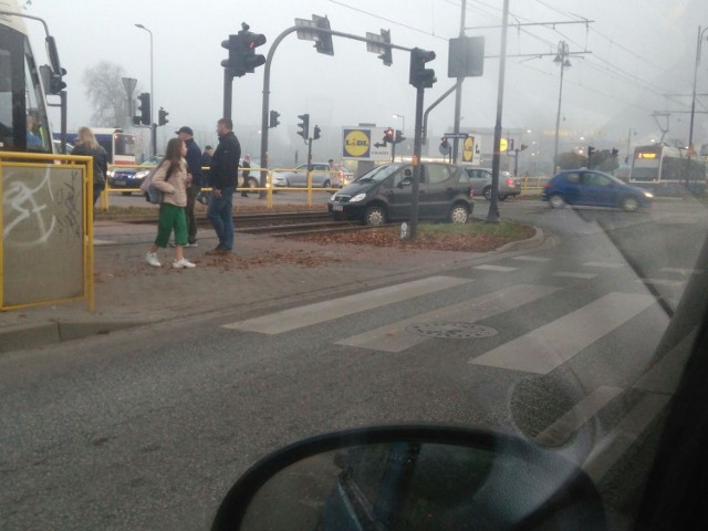 22 października rozpoczął się pechowo w Bydgoszczy. W mieście doszło do dwóch kolizji w efekcie których ruch tramwajowy został znacznie utrudniony. Na zdjęciu skrzyżowanie ulic Gdańskiej z Powstańców Warszawy.