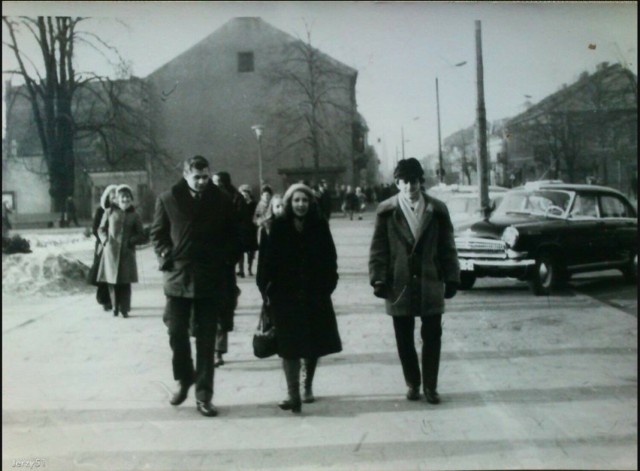 1972 , Ulica Żeromskiego, na wysokości parku Kościuszki, w tle widać budynek w miejscu którego znajduje się obecnie Galeria Rosa.

Więcej zdjęć radomian na kolejnych slajdach. Zobaczcie