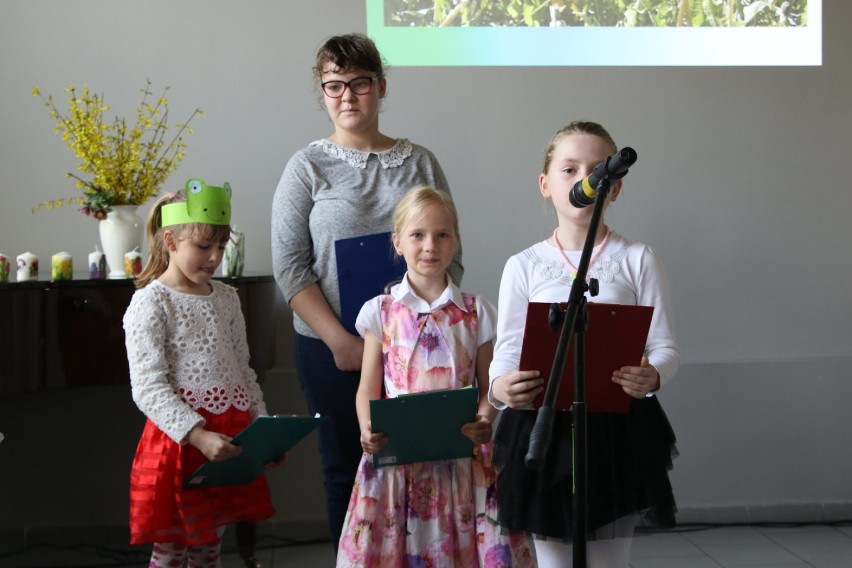 Członkowie sekcji literackiej UTW w Świebodzinie zgłębiają...