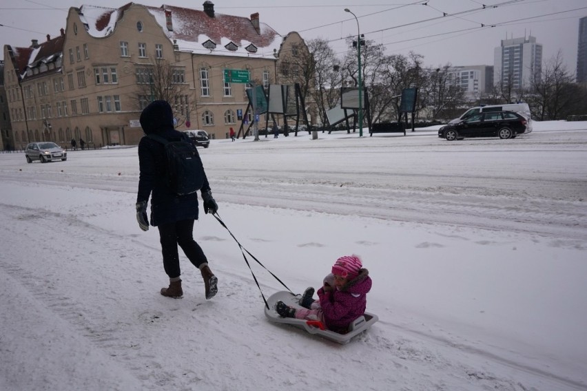 Tak wygląda zasypany śniegiem Poznań w poniedziałek, 8...