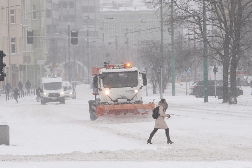 Tak wygląda zasypany śniegiem Poznań w poniedziałek, 8...