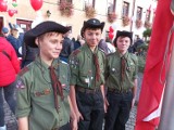 Jeleniogórzanie radośnie świętowali rocznicę odzyskania przez Polskę niepodległości. Na placu Ratuszowym było biało -czerwono (Zdjęcia)