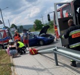 Wypadek w Dąbrówce (gm. Stryszów). Zderzyły się samochód osobowy z busem, którym podróżowało 14 osób