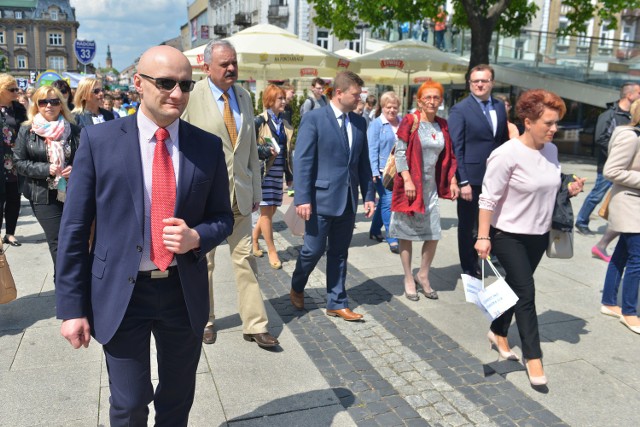 Korowód rozpoczynający XIII Radomskie Dni Godności przesezdł w czwartek ulicą Żeromskiego.