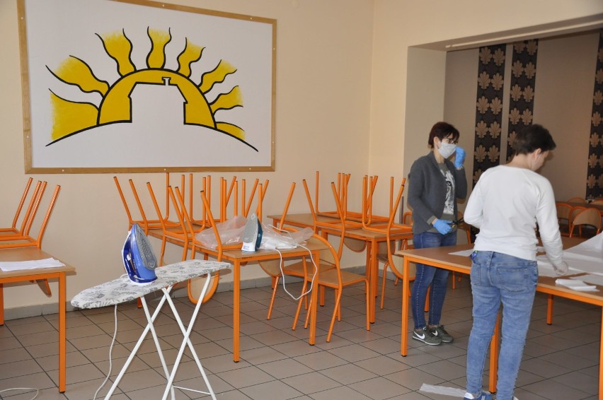 Środowiskowy Dom Samopomocy w Aleksandrowie Kujawskim szyje maseczki w walce z koronawirusem [zdjęcia]