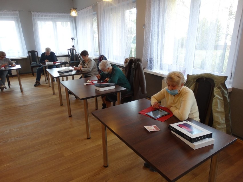 Początkowo zajęcia odbywały się w małych grupach, stacjonarnie w Ośrodku Kultury w Czerminie. Po wprowadzeniu obostrzeń, seniorzy brali udział w szkoleniu online