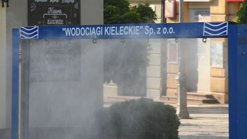 Uwaga na upały! Kurtyny wodne na Rynku i placu Artystów w Kielcach. Czynne są też poidełka [WIDEO, ZDJĘCIA]