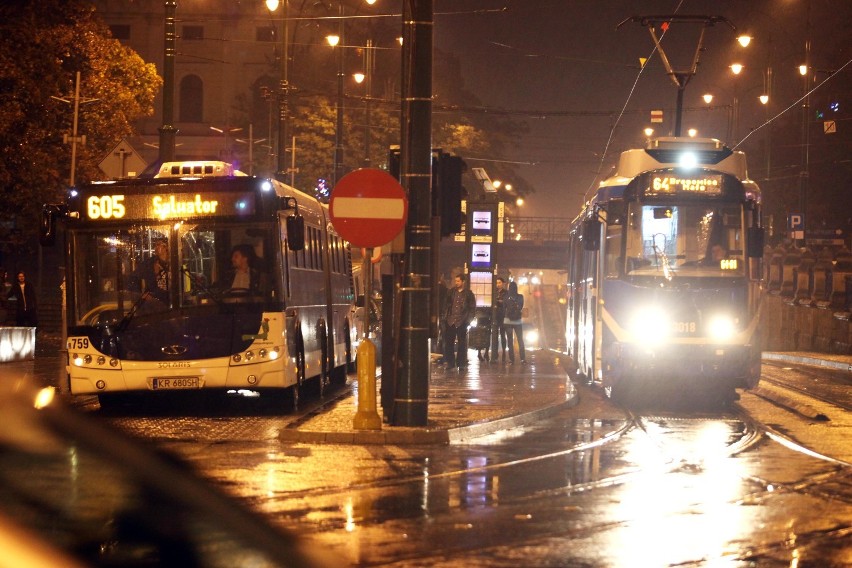 Kraków: nocne tramwaje wróciły na ulice miasta. A w nich: imprezy i zepsuty biletomat [ZDJĘCIA]