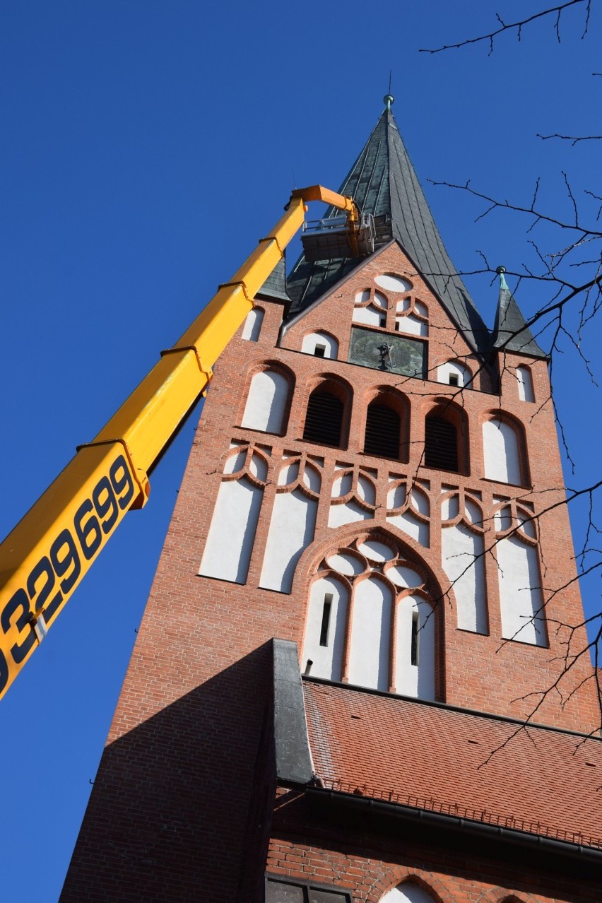 Kościół Mariacki w Szczecinku. Ruszyła naprawa dachu wieży [zdjęcia]