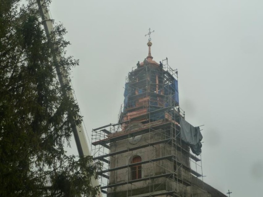 Trwa remont kolegiaty w Choczu. Dziś zamontowano na wieży...