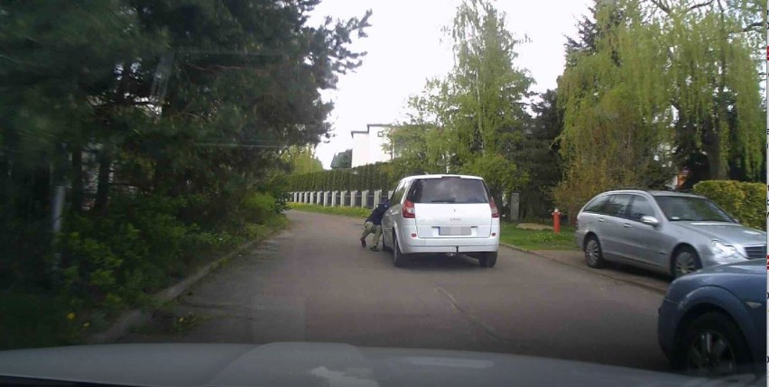 Kierowca renault wiózł uczepionego maski taksówkarza przez...