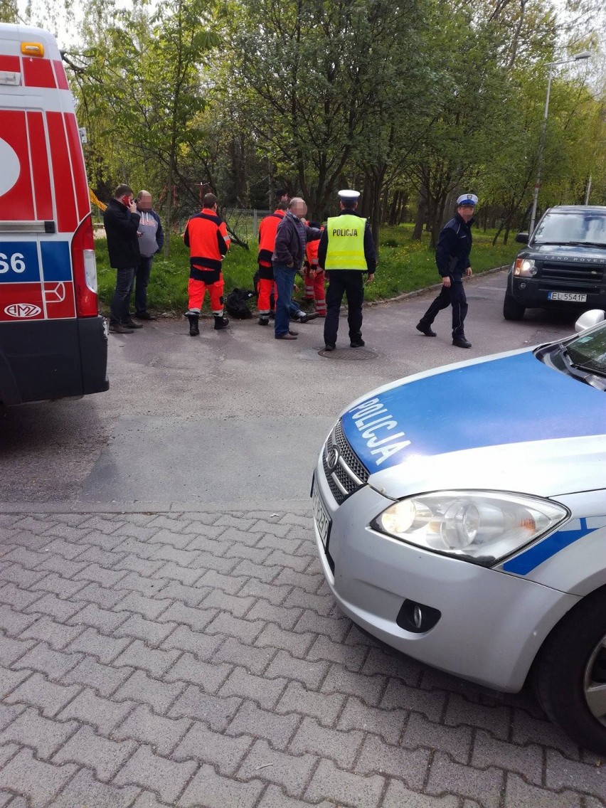 Policja i ratownicy pogotowia na miejscu zajścia. Kierowcę...