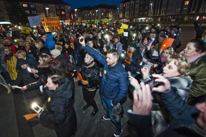 Światełko dla edukacji. Poparcie dla nauczycieli przed koszalińskim ratuszem [ZDJĘCIA, WIDEO]