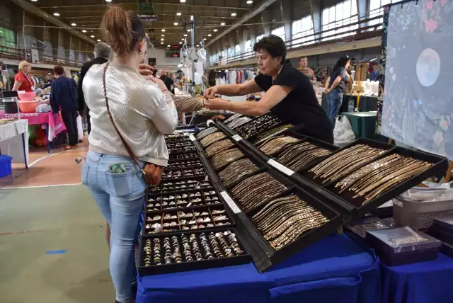 Na wystawie w Prudniku można też znaleźć biżuterię artystyczną.