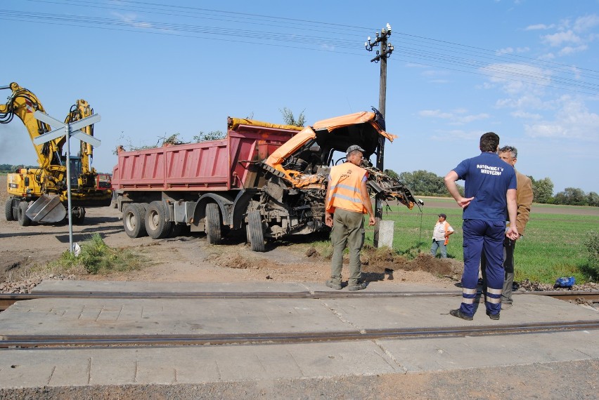 Ciężarówka zderzyła się z lokomotywą. Zdjęcia