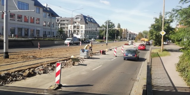 Remont torowiska tramwajowego na alei Hallera we Wrocławiu.