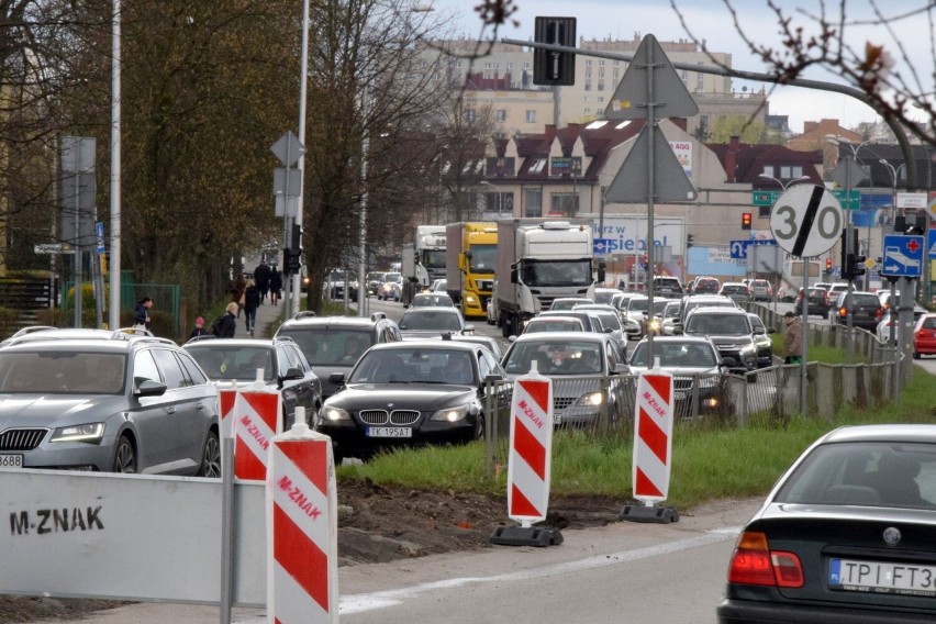 Gigantyczne korki w Kielcach od kilku dni. Szybko się nie poprawi