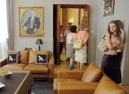 Turyści zwiedzający pokój wypoczynkowy oglądają teraz portret Ignacego Mościckiego i martwą naturę.