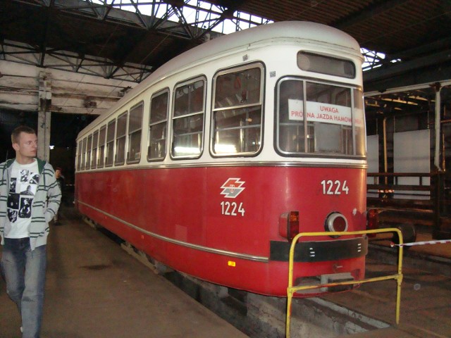 Przyczepa C3 do tramwaju E1 w barwach Wiednia w  Tramwajach Śląskich. Zdjęcie z Nocy w Muzeum 2011.