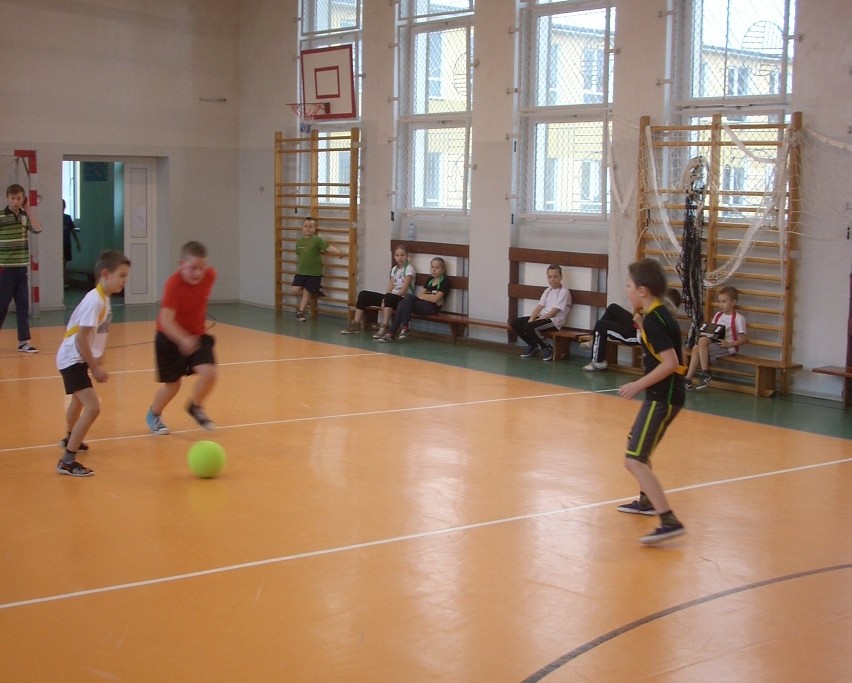 Dzieci ze Szkoły Podstawowej nr 2 w Nowym Stawie zagrały w turnieju piłki nożnej [ZDJĘCIA]