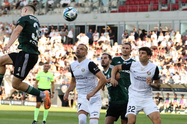 Puszcza Niepołomice - Legia Warszawa. Łukasz Sołowiej (drugi z lewej) dał w tym meczu prowadzenie "Żubrom"