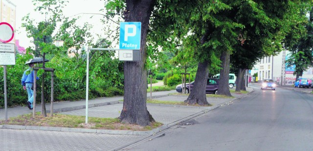 Tylko nieliczni kierowcy dają się naciągnąć na zostawienie samochodu na parkingu przy plantach