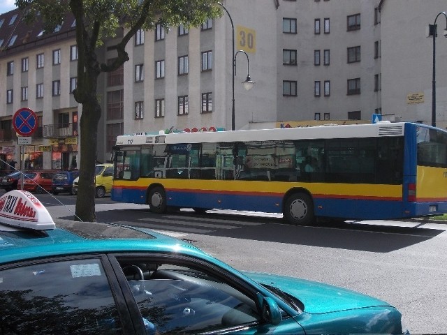 Z powodu zamknięcia dla ruchu prawego pasa al. Jachowicza przy skrzyżowaniu z ul. Bielską na czas remontu nawierzchni autobusy kilkunastu linii pojadą objazdami.