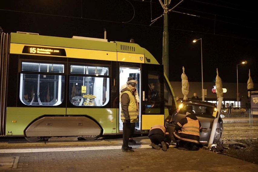 Wypadek w Poznaniu. Zderzenie osobówki i tramwaju