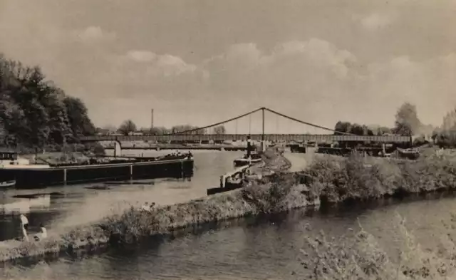 Park powstał w latach 1911-1912. Budowa nie była łatwa. Warto pamiętać, że cały materiał i ludzi trzeba było codziennie przeprawiać przez Odrę, bo mostu jeszcze nie było.